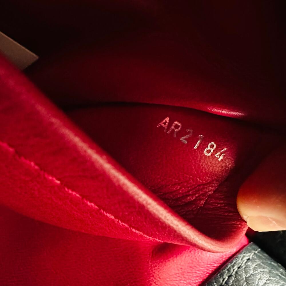 Louis Vuitton Capucines MM Noir - Picture 13 of 15